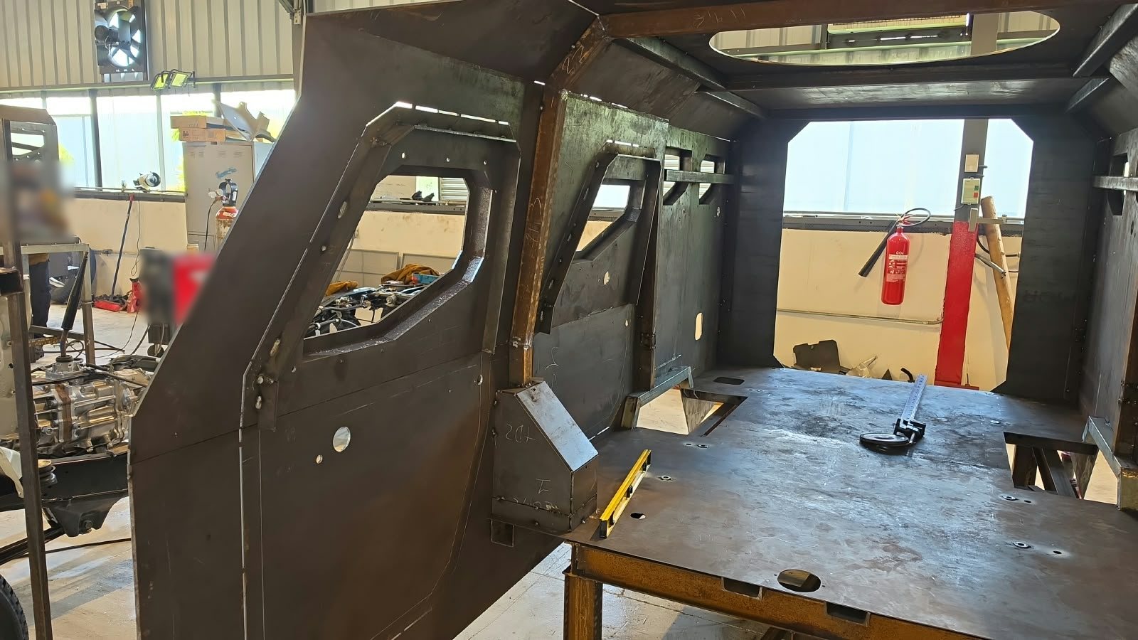 Estructura de acero blindado en fabricación dentro de una nave industrial