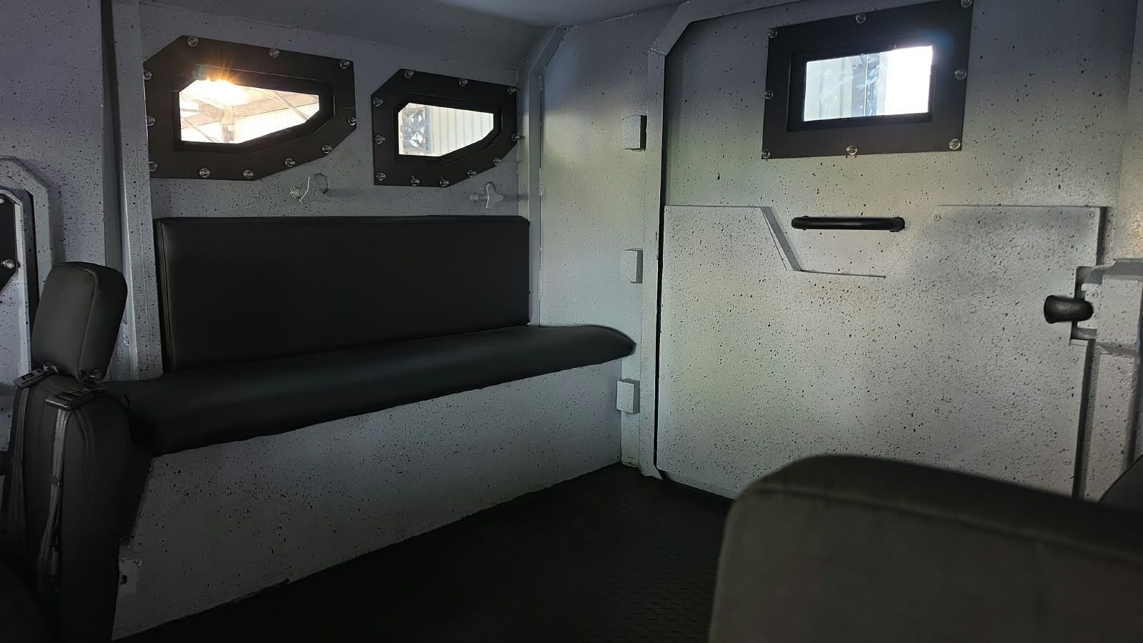 Habitáculo blindado con banca y ventanas blindadas de bordes reforzados
